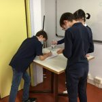 In laboratorio di scienze